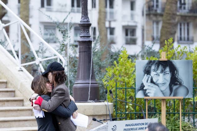 Lou Doillon et Charlotte Gainsbourg Inauguration de la passerelle Jane Birkin devant les 41 43 quai de Valmy à Paris le 13 décembre 2025 Cyril Moreau Bestimage Unveiling of the Jane Birkin footbridge in front of 41 43 Quai de Valmy in Paris on December 13, 2025 Paris France  Copyright: xCYRILxMOREAUx xBESTIMAGExCYRILxMOREAUx xBESTIMAGEx