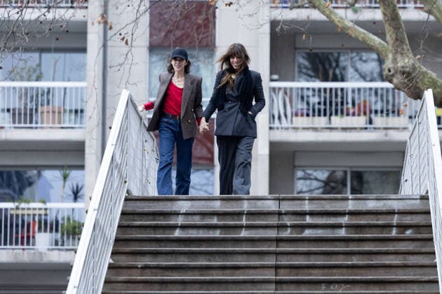 Lou Doillon et Charlotte Gainsbourg Inauguration de la passerelle Jane Birkin devant les 41 43 quai de Valmy à Paris le 13 décembre 2025 Cyril Moreau Bestimage Unveiling of the Jane Birkin footbridge in front of 41 43 Quai de Valmy in Paris on December 13, 2025 Paris France  Copyright: xCYRILxMOREAUx xBESTIMAGExCYRILxMOREAUx xBESTIMAGEx