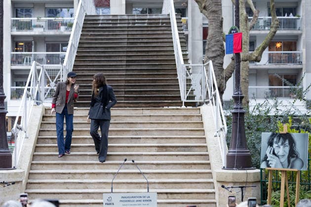 Lou Doillon et Charlotte Gainsbourg Inauguration de la passerelle Jane Birkin devant les 41 43 quai de Valmy à Paris le 13 décembre 2025 Cyril Moreau Bestimage Unveiling of the Jane Birkin footbridge in front of 41 43 Quai de Valmy in Paris on December 13, 2025 Paris France  Copyright: xCYRILxMOREAUx xBESTIMAGExCYRILxMOREAUx xBESTIMAGEx