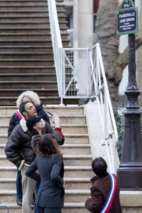Roman de Kermadec, Charlotte Gainsbourg , Lou Doillon Inauguration de la passerelle Jane Birkin devant les 41 43 quai de Valmy à Paris le 13 décembre 2025 Cyril Moreau Bestimage Unveiling of the Jane Birkin footbridge in front of 41 43 Quai de Valmy in Paris on December 13, 2025 Paris France  Copyright: xCYRILxMOREAUx xBESTIMAGExCYRILxMOREAUx xBESTIMAGEx