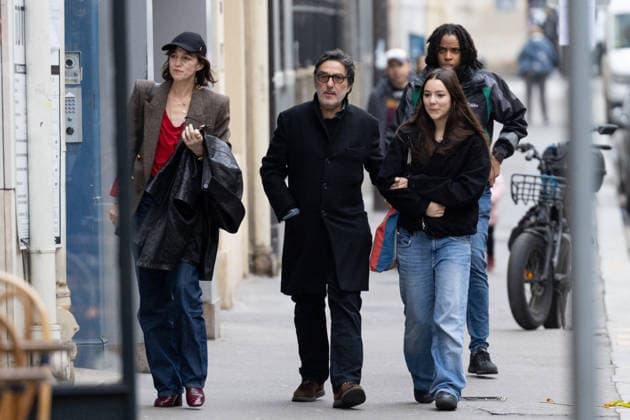 Charlotte Gainsbourg , Yvan Attal et leur fille Jo Attal Inauguration de la passerelle Jane Birkin devant les 41 43 quai de Valmy à Paris le 13 décembre 2025 Cyril Moreau Bestimage Unveiling of the Jane Birkin footbridge in front of 41 43 Quai de Valmy in Paris on December 13, 2025 Paris France  Copyright: xCYRILxMOREAUx xBESTIMAGExCYRILxMOREAUx xBESTIMAGEx