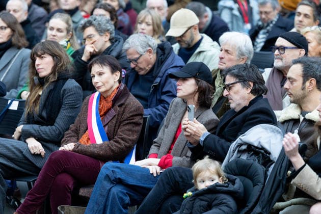 Lou Doillon, Charlotte Gainsbourg, Yvan Attal, Roman de Kermadec Inauguration de la passerelle Jane Birkin devant les 41 43 quai de Valmy à Paris le 13 décembre 2025 Cyril Moreau Bestimage Unveiling of the Jane Birkin footbridge in front of 41 43 Quai de Valmy in Paris on December 13, 2025 Paris France  Copyright: xCYRILxMOREAUx xBESTIMAGExCYRILxMOREAUx xBESTIMAGEx