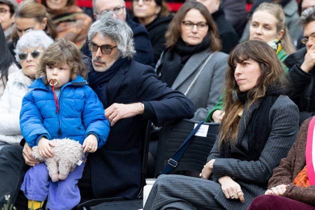 Lou Doillon, her partner Stephane Manel and their son Laszlo Keats Miller Manel Unveiling of the Jane Birkin footbridge in front of 41 43 Quai de Valmy in Paris on December 13, 2025 Cyril Moreau Bestimage Unveiling of the Jane Birkin footbridge in front of 41 43 Quai de Valmy in Paris on December 13, 2025 Paris France  Copyright: xCYRILxMOREAUx xBESTIMAGExCYRILxMOREAUx xBESTIMAGEx
