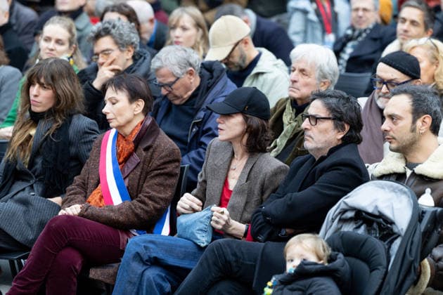 Lou Doillon, Charlotte Gainsbourg, Yvan Attal, Roman de Kermadec Inauguration de la passerelle Jane Birkin devant les 41 43 quai de Valmy à Paris le 13 décembre 2025 Cyril Moreau Bestimage Unveiling of the Jane Birkin footbridge in front of 41 43 Quai de Valmy in Paris on December 13, 2025 Paris France  Copyright: xCYRILxMOREAUx xBESTIMAGExCYRILxMOREAUx xBESTIMAGEx