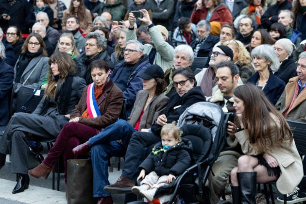 Lou Doillon, Charlotte Gainsbourg, Yvan Attal, Roman de Kermadec, his partner Hortense Gelinet and their son John Unveiling of the Jane Birkin footbridge in front of 41 43 Quai de Valmy in Paris on December 13, 2025 Cyril Moreau Bestimage Unveiling of the Jane Birkin footbridge in front of 41 43 Quai de Valmy in Paris on December 13, 2025 Paris France  Copyright: xCYRILxMOREAUx xBESTIMAGExCYRILxMOREAUx xBESTIMAGEx