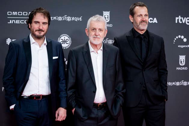 Red carpet of the 31st edition of the José María Forqué Awards Actor José Ramón Soroiz c and filmmakers José María Goenaga i and Aitor Arregi d pose on the red carpet of the 31st edition of the José María Forqué Awards, at the IFEMA Municipal Palace, on December 13, 2025, in Madrid Spain The José María Forqué Film Awards, known as the Forqué Awards, were created in 1996 by the Entidad de Gestión de Derechos de los Productores Audiovisuales Egeda to honor the memory of José María Forqué, a leading figure in Spanish filmmaking and the first president of Egeda EGEDA created the award with the aim of disseminating the importance of the Spanish audiovisual industry and promoting the figure of the film producer 13 DECEMBER 2025 Madrid Madrid Esp  Copyright: xAlbertoxOrtegax 7168225