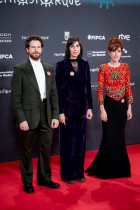 Red carpet of the 31st edition of the José María Forqué Awards Actor Álvaro Cervantes, director Eva Libertad, and actress Miriam Garlo pose on the red carpet of the 31st edition of the José María Forqué Awards, at the IFEMA Municipal Palace, on December 13, 2025, in Madrid Spain The José María Forqué Film Awards, known as Premios Forqué, were created in 1996 by the Entidad de Gestión de Derechos de los Productores Audiovisuales Egeda to honor the memory of José María Forqué, a leading figure in Spanish filmmaking and the first president of Egeda EGEDA created the award with the aim of disseminating the importance of the Spanish audiovisual industry and promoting the figure of the film producer 13 DECEMBER 2025 Madrid Madrid Espana  Copyright: xAlbertoxOrtegax 7168317