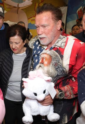 44th Annual Miracle on 1st Street Christmas Toy Giveaway at Hollenbeck Youth Center Featuring: Arnold Schwarzenegger Where: Los Angeles, California, United States When: 13 Dec 2025 Credit: Faye s Vision Cover Images EDITORIAL USE ONLY. NOT FOR USE BY NEWSPAPERS BASED IN THE UK. Copyright: xx coverimg55336729