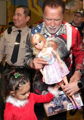 44th Annual Miracle on 1st Street Christmas Toy Giveaway at Hollenbeck Youth Center Featuring: Arnold Schwarzenegger Where: Los Angeles, California, United States When: 13 Dec 2025 Credit: Faye s Vision Cover Images EDITORIAL USE ONLY. NOT FOR USE BY NEWSPAPERS BASED IN THE UK. Copyright: xx coverimg55336735