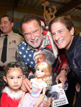 44th Annual Miracle on 1st Street Christmas Toy Giveaway at Hollenbeck Youth Center Featuring: Arnold Schwarzenegger, District Attorney Nathan Hochman Where: Los Angeles, California, United States When: 13 Dec 2025 Credit: Faye s Vision Cover Images EDITORIAL USE ONLY. NOT FOR USE BY NEWSPAPERS BASED IN THE UK. Copyright: xx coverimg55336737