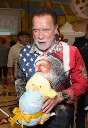 44th Annual Miracle on 1st Street Christmas Toy Giveaway at Hollenbeck Youth Center Featuring: Arnold Schwarzenegger Where: Los Angeles, California, United States When: 13 Dec 2025 Credit: Faye s Vision Cover Images EDITORIAL USE ONLY. NOT FOR USE BY NEWSPAPERS BASED IN THE UK. Copyright: xx coverimg55336739