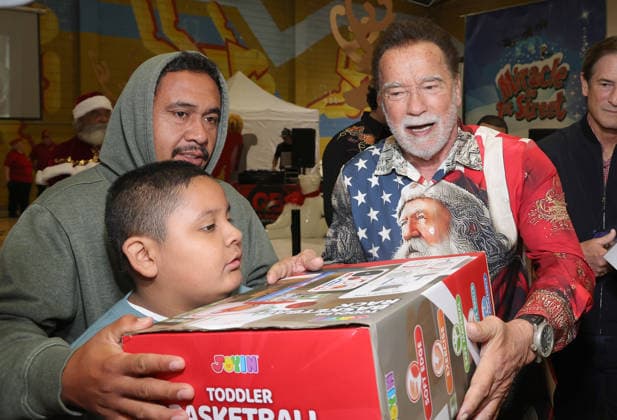 44th Annual Miracle on 1st Street Christmas Toy Giveaway at Hollenbeck Youth Center Featuring: Arnold Schwarzenegger Where: Los Angeles, California, United States When: 13 Dec 2025 Credit: Faye s Vision Cover Images EDITORIAL USE ONLY. NOT FOR USE BY NEWSPAPERS BASED IN THE UK. Copyright: xx coverimg55336741
