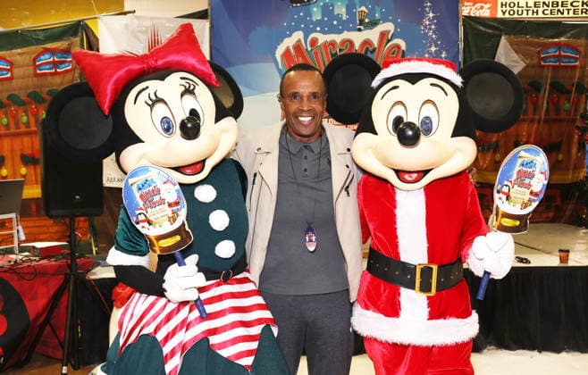 44th Annual Miracle on 1st Street Christmas Toy Giveaway at Hollenbeck Youth Center Featuring: Sugar Ray Leonard Where: Los Angeles, California, United States When: 13 Dec 2025 Credit: Faye s Vision Cover Images EDITORIAL USE ONLY. NOT FOR USE BY NEWSPAPERS BASED IN THE UK. Copyright: xx coverimg55336764