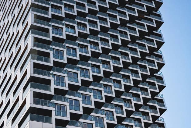 Modern architectural facade of a skyscraper in Vancouver Detailed view of a unique architectural facade of a skyscraper in downtown Vancouver. The geometric patterns create a stunning visual effect against the clear sky. Model Released GentleGiantProductions_ID31571_1073503_002 Copyright: xGentlexGiantxProductionsx RECORD DATE NOT STATED