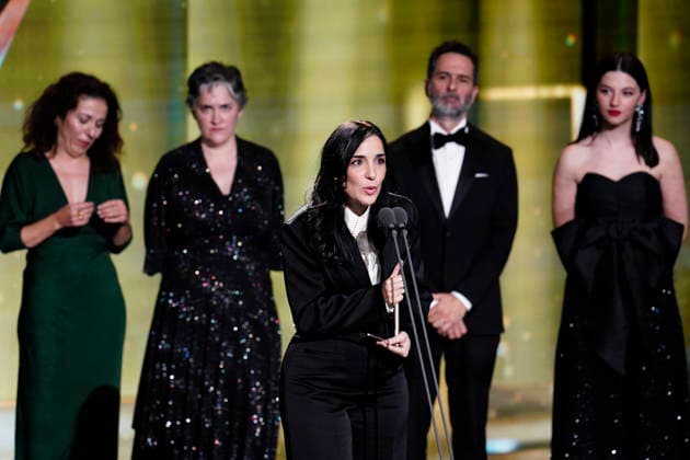 Gala of the 31st edition of the José María Forqué Awards Director Alauda Ruiz de Azua intervenes with the crew of Los domingos after collecting the award for Best Fiction Feature Film during the gala of the 31st edition of the José María Forqué Awards, at the Palacio Municipal de IFEMA, on December 13, 2025, in Madrid Spain The José María Forqué Film Awards, known as the Forqué Awards, were created in 1996 by Egeda EGEDA to honor the memory of José María Forqué, a figure in Spanish cinematography and the first president of Egeda EGEDA EGEDA, were created in 1996 by the Entidad de Gestión de Derechos de los Productores Audiovisuales Egeda to honor the memory of José María Forqué, a leading figure in Spanish filmmaking and the first presiden  Copyright: xA.xPÃ rezxMecax 7168812