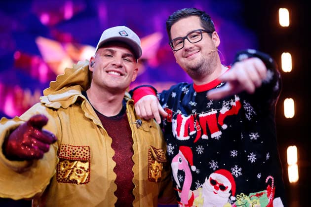 Singer Pietro Lombardi as the character Rave Ioli and comedian Chris Tall in the Prosieben show The Masked Singer at the MMC Studios in Ossendorf Cologne, 13 12 2025 NRW Germany Copyright: xChristophxHardtx