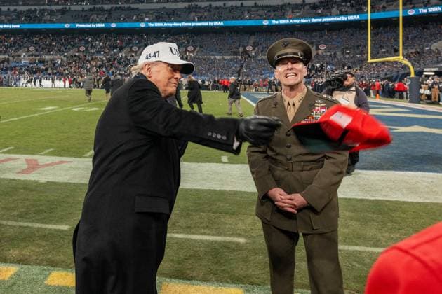 December 13, 2025, Baltimore, Maryland, USA: President DONALD TRUMP throws a hat into the stands as he walks onto the field at the Army Navy Football Game. Baltimore USA - ZUMAs365 20251213_znp_s365_007 Copyright: xJoeyxSussmanx