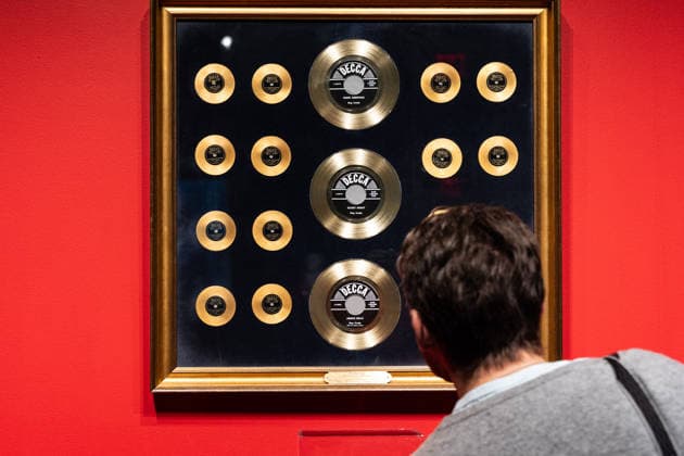 Sotheby s Icons and Bing Crosby Exhibitions press preview A visitor examines Platinum and gold discs, part of Kathryn & Bing Crosby collection on view during press preview at Sotheby s Icons and Bing Crosby Exhibitions in New York, NY on December 13, 2025. New York New York United States Copyright: LevxRadin