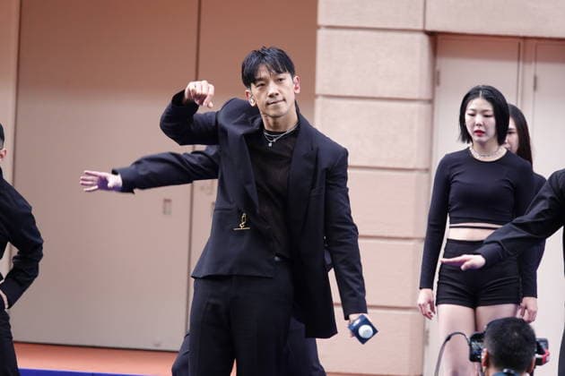 HONG KONG, CHINA - DECEMBER 14: South Korean actor singer Jung Ji-hoon (aka Rain) performs during Longines Hong Kong International Races 2025 event on December 14, 2025 in Hong Kong, China.  Copyright: xVCGx 111609764115