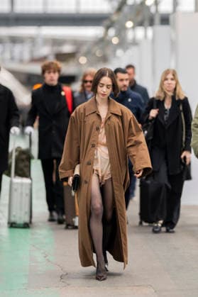 Emily in Paris cast - Paris Lily Collins arrives at Gare d’Austerlitz by the Orient Express in Paris, on December 14, 2025. Photo by Eliot Blondet ABACAPRES.COM Paris France France  Copyright: xBlondetxEliot ABACAx