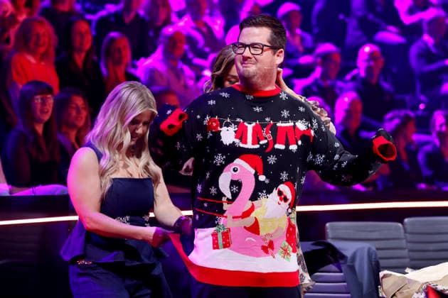 Comedian Chris Tall gets a Christmas sweater from presenter Verona Pooth and singer Beatrice Egli in the Prosieben show The Masked Singer at the MMC Studios in Ossendorf Cologne, 13 12 2025 NRW Germany Copyright: xChristophxHardtx