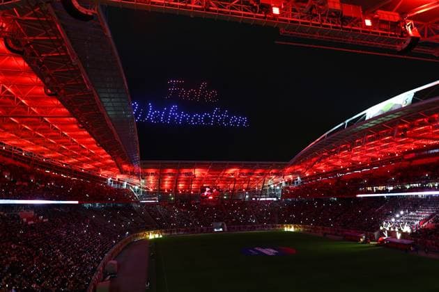 3. Leipziger Weihnachtssingen 14.12.2025, Leipzig, Red Bull Arena, 3. Leipziger Weihnachtssingen mit den Gewandhaus-Choeren, die fuer den musikalischen Rahmen sorgen und gemeinsam mit dem Publikum die schönsten Weihnachtslieder singen eine Drohnenshow sorgt fuer emotionale Momente und Ueberraschungen machen den Abend zu einem ganz besonderen Erlebnis *** 3 Leipziger Weihnachtssingen 14 12 2025, Leipzig, Red Bull Arena, 3 Leipziger Weihnachtssingen with the Gewandhaus Choeren, who provide the musical framework and sing the most beautiful Christmas carols together with the audience a drone show provides emotional moments and surprises make the evening a very special experience
