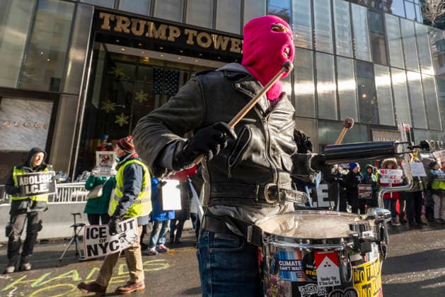A person plays a drum during a protest in front of Trump Tower against ICE and the immigration policies of US President Donald Trump s administration in New York (USA), 14 December 2025. Protests against ICE in New York: rejection of Trump s immigration policies !ACHTUNG: NUR REDAKTIONELLE NUTZUNG!  Copyright: xÁngelxColmenaresx AME8248 20251214-55018831626_1