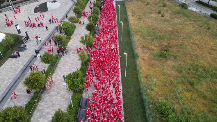 The 2025 Santa Run race in Mexico City MEXICO CITY, MEXICO - DECEMBER 14: An aerial view of the area as people dressed in Santa Claus costumes participate in the Santa Run race, at La Mexicana Park, in Mexico City, Mexico on December 14, 2025. Hundreds of people dressed as Santa Claus, some accompanied by their dogs, gathered at La Mexicana Park for the annual 5 km and 10 km Santa Run races. Daniel Cardenas Anadolu Mexico City Mexico. Editorial use only. Please get in touch for any other usage.  Copyright: x2025xAnadoluxDanielxCardenasx