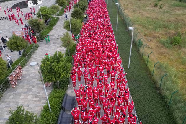 The 2025 Santa Run race in Mexico City MEXICO CITY, MEXICO - DECEMBER 14: An aerial view of the area as people dressed in Santa Claus costumes participate in the Santa Run race, at La Mexicana Park, in Mexico City, Mexico on December 14, 2025. Hundreds of people dressed as Santa Claus, some accompanied by their dogs, gathered at La Mexicana Park for the annual 5 km and 10 km Santa Run races. Daniel Cardenas Anadolu Mexico City Mexico. Editorial use only. Please get in touch for any other usage.  Copyright: x2025xAnadoluxDanielxCardenasx
