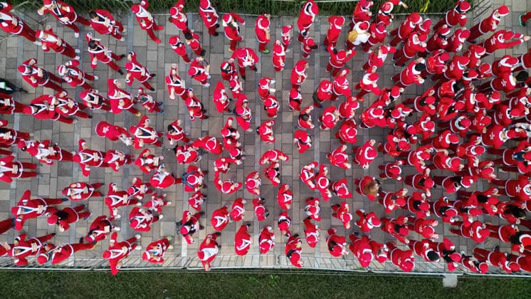 The 2025 Santa Run race in Mexico City MEXICO CITY, MEXICO - DECEMBER 14: An aerial view of the area as people dressed in Santa Claus costumes participate in the Santa Run race, at La Mexicana Park, in Mexico City, Mexico on December 14, 2025. Hundreds of people dressed as Santa Claus, some accompanied by their dogs, gathered at La Mexicana Park for the annual 5 km and 10 km Santa Run races. Daniel Cardenas Anadolu Mexico City Mexico. Editorial use only. Please get in touch for any other usage.  Copyright: x2025xAnadoluxDanielxCardenasx