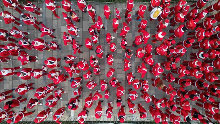 The 2025 Santa Run race in Mexico City MEXICO CITY, MEXICO - DECEMBER 14: An aerial view of the area as people dressed in Santa Claus costumes participate in the Santa Run race, at La Mexicana Park, in Mexico City, Mexico on December 14, 2025. Hundreds of people dressed as Santa Claus, some accompanied by their dogs, gathered at La Mexicana Park for the annual 5 km and 10 km Santa Run races. Daniel Cardenas Anadolu Mexico City Mexico. Editorial use only. Please get in touch for any other usage.  Copyright: x2025xAnadoluxDanielxCardenasx