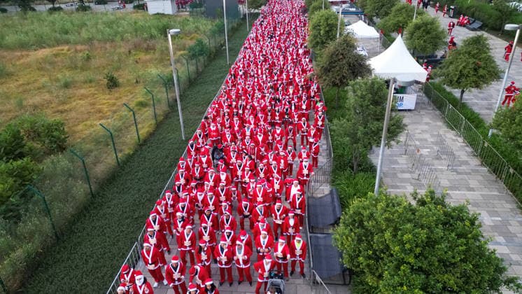 The 2025 Santa Run race in Mexico City MEXICO CITY, MEXICO - DECEMBER 14: An aerial view of the area as people dressed in Santa Claus costumes participate in the Santa Run race, at La Mexicana Park, in Mexico City, Mexico on December 14, 2025. Hundreds of people dressed as Santa Claus, some accompanied by their dogs, gathered at La Mexicana Park for the annual 5 km and 10 km Santa Run races. Daniel Cardenas Anadolu Mexico City Mexico. Editorial use only. Please get in touch for any other usage.  Copyright: x2025xAnadoluxDanielxCardenasx