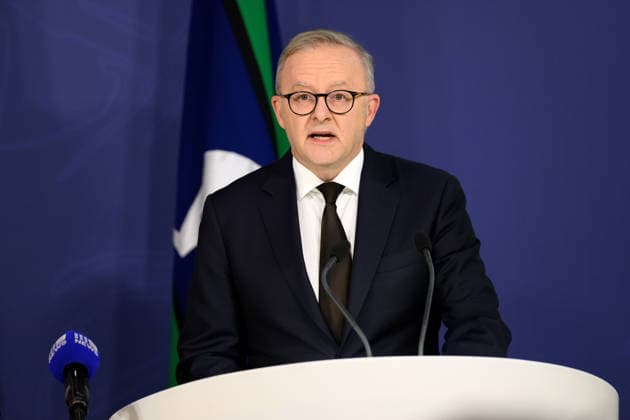 ANTHONY ALBANESE BONDI BEACH SHOOTING, Australian Prime Minister Anthony Albanese speaks to the media during a press conference a day after a mass shooting at Bondi Beach, in Sydney, Monday, December 15, 2025. Australia is in mourning after gunmen opened fire on Bondi Beach, killing 15 people in an attack designed to target the Jewish community. ( NO ARCHIVING SYDNEY NEW SOUTH WALES AUSTRALIA  Copyright: xSTEVENxMARKHAMx 20251215147108722698