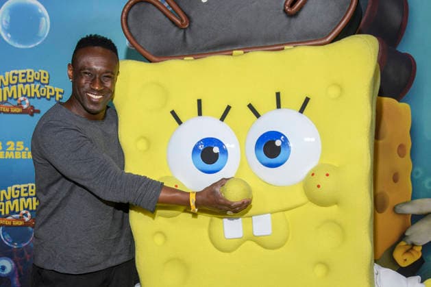 ABBberlin Jerry Kwarteng as a guest on the yellow carpet at the German premiere of SPONGEBOB SCHWAMMKOPF PIRATEN AHOI at the cinema in the Kulturbrauerei on 14 12 2025 Berlin Germany