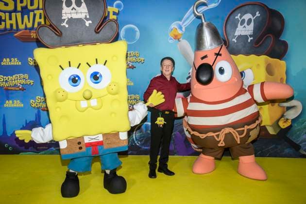 ABBberlin Santiago Ziesmer German dubbing voice guest on the yellow carpet at the German premiere of SPONGEBOB SCHWAMMKOPF PIRATEN AHOI at the cinema in the Kulturbrauerei on 14 12 2025 Berlin Germany