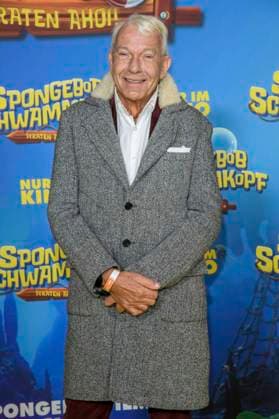 ABBberlin Joe Groebel and Alice Daehm as guests on the yellow carpet at the German premiere of SPONGEBOB SCHWAMMKOPF PIRATEN AHOI at the cinema in the Kulturbrauerei on 14 12 2025 Berlin Germany