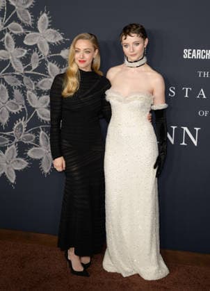 Premiere of The Testament of Ann Lee in Los Angeles LOS ANGELES, USA December 14, 2025 Amanda Seyfried Thomasin McKenzie at the premiere of The Testament of Ann Lee at the Linwood Dunn Theatre Picture Paul Smith Featureflash 451556 2025 12 14 CA Los Angeles  Copyright: xPaulxSmithx xFeaturesxFlashx xStarfacex STAR_451556_060
