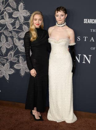 Premiere of The Testament of Ann Lee in Los Angeles LOS ANGELES, USA December 14, 2025 Amanda Seyfried Thomasin McKenzie at the premiere of The Testament of Ann Lee at the Linwood Dunn Theatre Picture Paul Smith Featureflash 451556 2025 12 14 CA Los Angeles  Copyright: xPaulxSmithx xFeaturesxFlashx xStarfacex STAR_451556_061