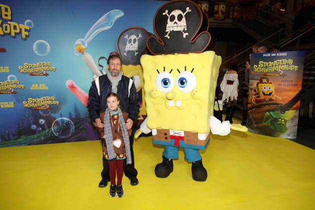 Oliver Korittke with daughter Frida at the premiere of the movie SpongeBob SquarePants Pirates Ahoy at the cinema in the KulturBrauerei Berlin, 14 12 2025 Foto:xAgenturxWehnertx xGränzdörferx xFuturexImagex spongebob_5227