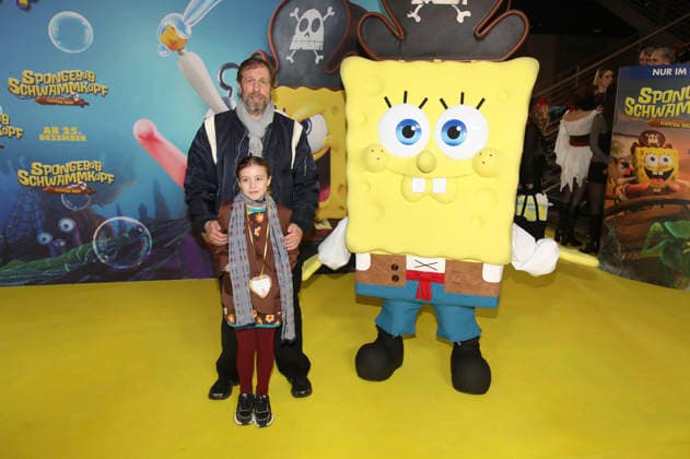 Oliver Korittke with daughter Frida at the premiere of the movie SpongeBob SquarePants Pirates Ahoy at the cinema in the KulturBrauerei Berlin, 14 12 2025 Foto:xAgenturxWehnertx xGränzdörferx xFuturexImagex spongebob_5228