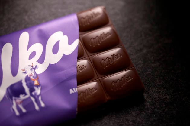 Eine 90g-Tafel Schokolade der Marke Milka Schokolade Alpenmilch des US-amerikanischen Nahrungsmittelkonzerns Mondelez International liegt auf einem Tisch. Hitze, Starkregen und kranke Pflanzen in Westafrika verknappen Kakao und treiben die Schokoladenpreise zur Weihnachtszeit in die Höhe. (Themenbild, Symbolbild) Köln, 14.12.2025 NRW Deutschland *** A 90g bar of Milka Schokolade Alpenmilch brand chocolate from US food company Mondelez International lies on a table Heat, heavy rain and diseased plants in West Africa are making cocoa scarce and driving up chocolate prices at Christmas time Featured Image, Symbolic Image Cologne, 14 12 2025 NRW Germany Copyright: xChristophxHardtx