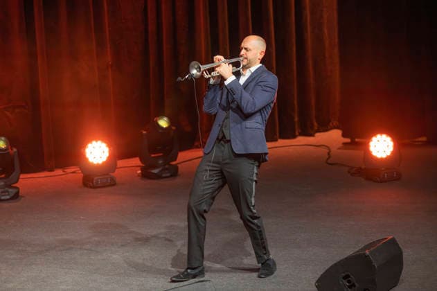 Kevin Pabst live at Paul Potts Friends in the Stadthalle Krone Bautzen, 14 12 2025 Foto:xM.xWehnertx xFuturexImagex potts_5202