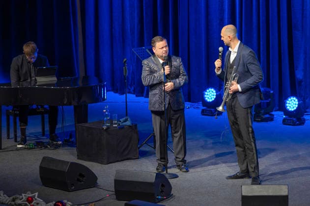 Florian Schäfer, Paul Potts and Kevin Pabst live at Paul Potts Friends in the Stadthalle Krone Bautzen, 14 12 2025 Foto:xM.xWehnertx xFuturexImagex potts_5203
