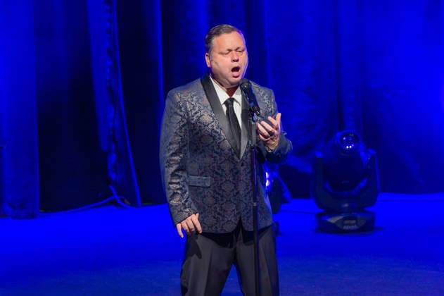 Paul Potts live at Paul Potts Friends in the Stadthalle Krone Bautzen, 14 12 2025 Foto:xM.xWehnertx xFuturexImagex potts_5206