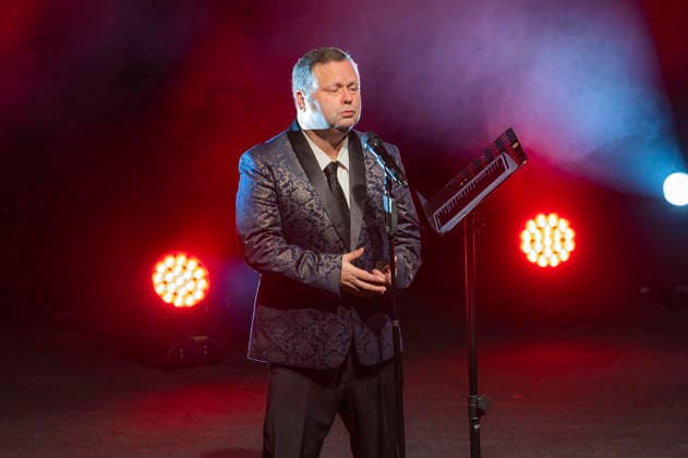 Paul Potts live at Paul Potts Friends in the Stadthalle Krone Bautzen, 14 12 2025 Foto:xM.xWehnertx xFuturexImagex potts_5209