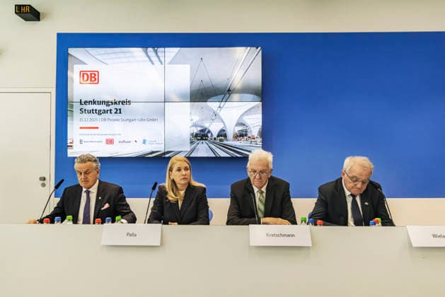 Sondersitzung des Lenkungskreis Stuttgart 21 mit Bahncheffin Evelyn Palla und Ministerpräsident Winfried Kretschmann. Anlass der Krisensitzung ist die neuerliche Verzögerung des Eröffnungstermins für das Milliardenprojekt. Die Sitzung des Lenkungskreises mit Vertretern von Bahn, Land, Stadt und Region hat keine neuen Erkenntnisse gebracht. Einen neuen Eröffnungstermin will die Bahn erst Mitte 2026 nennen, wenn die Revision ihre Arbeit beendet hat. 15.12.2025. Stuttgart, Baden-Württemberg, Deutschland *** Special meeting of the Stuttgart 21 steering committee with Deutsche Bahn CEO Evelyn Palla and Minister President Winfried Kretschmann The reason for the crisis meeting is the further delay to the opening date for the billion-euro