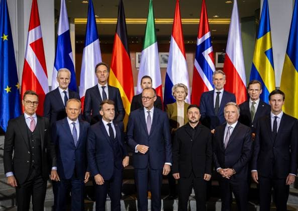 BERLIN Caretaker Prime Minister Dick Schoof poses with other European leaders ahead of a summit on Ukraine, attended by the top leaders of NATO and the EU, Ukrainian President Volodymyr Zelensky, and the US delegation, Jared Kushner (R) and Steve Witkoff (2nd R). The US, Ukraine, and other European countries are negotiating the contents of their joint peace plan for Ukraine. ANP REMKO DE WAAL netherlands out - belgium out  Copyright: xx x544991323x originalFilename: 544991323.jpg