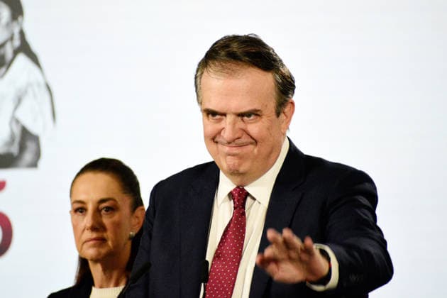 Mexico™s President Claudia Sheinbaum Presents Tariff Package Mexico™s President Claudia Sheinbaum Pardo is seen behind while Mexico s Economic Minister, Marcelo Ebrard Casaubon, speak during a news conference about the tariffs approved by the Mexican Congress, to be applied starting January 1, 2026 at National Palace. on December 15, 2025 in Mexico City, Mexico. Mexico City CDMX Mexico Copyright: xLuisxBarronx