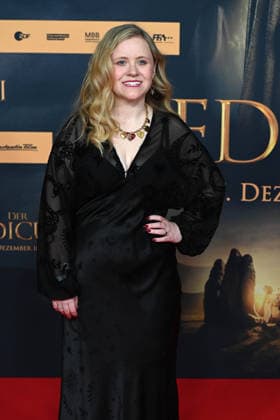 Evelyn CRAVEN, actress, portrait, portrait, portrait, cropped single image, single motif, red carpet, red carpet show, arrival, arrival, film premiere DER MEDICUS 2 on 15 12 2025 at the Cinedom cinema in Cologne,