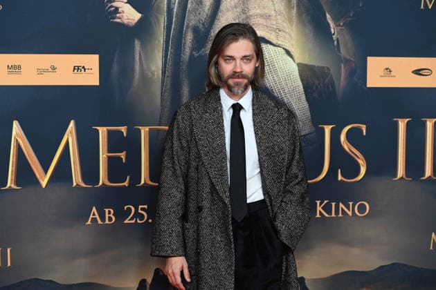 Tom PAYNE, actor, portrait, portrait, portrait, cropped single image, single motif, red carpet, red carpet show, arrival, film premiere DER MEDICUS 2 on 15 12 2025 at the Cinedom cinema in Cologne,